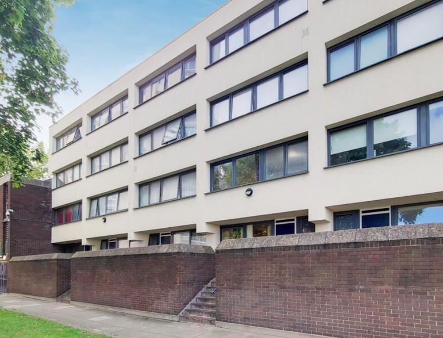 3 bed property in Malden Crescent, London
